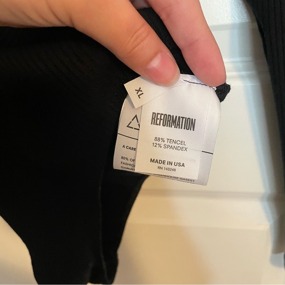 Reformation Bodysuit deep V neck - Picture 4 of 4